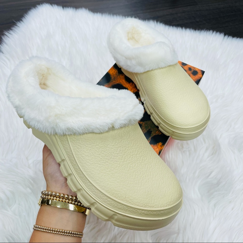 Cream fur lined slip on - Picture 3 of 10